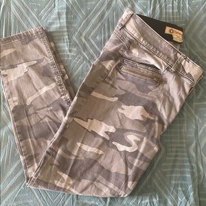 Gray camo skinny ankle pants, 12